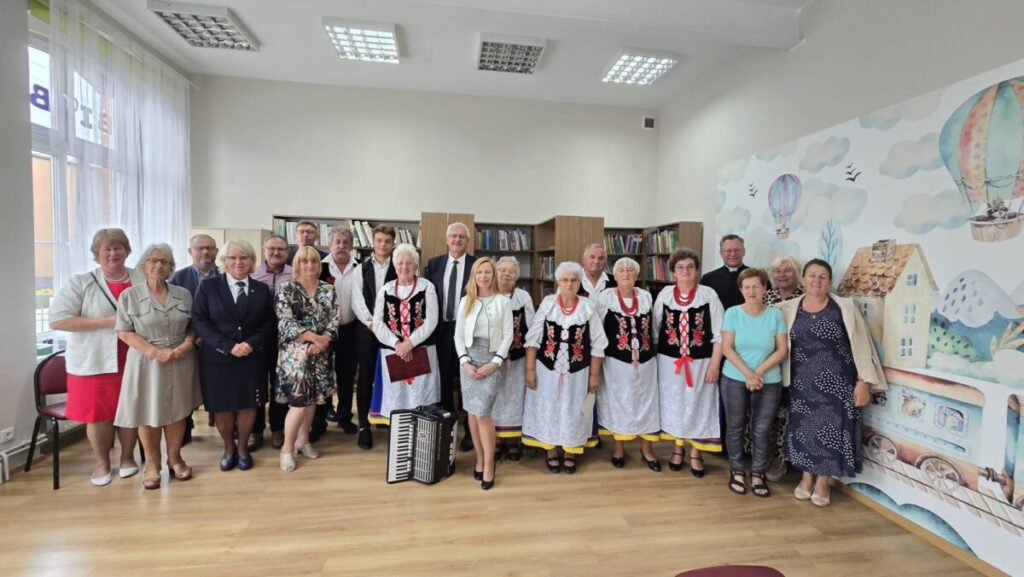 Zdjęcie grupowe uczestników, którzy wzięli udział w otwarciu Biblioteczki Kresowej