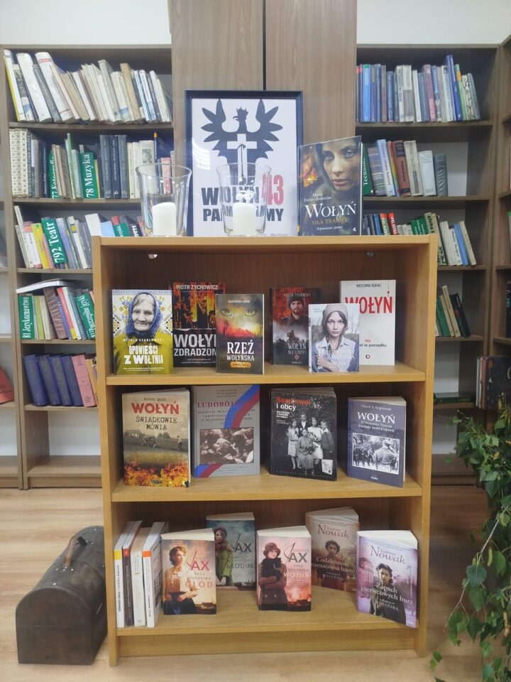 Biblioteczka Kresowa z widokiem na poszczególne książki