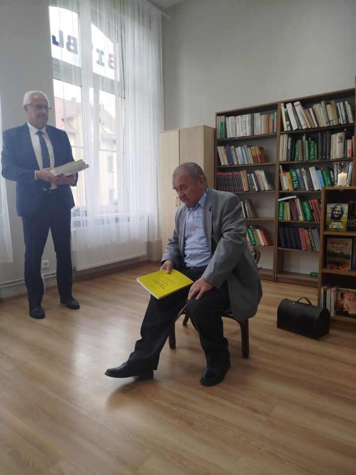 Pan Burmistrz Gminy i Miasta Węgliniec Mariusz Wieczorek oraz pan Alfred Janicki - zasłużony mieszkaniec Węglińca