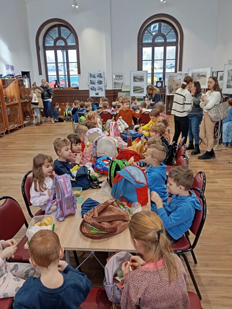 Sala Galerii Historii Lokalnej z grupą dzieci
